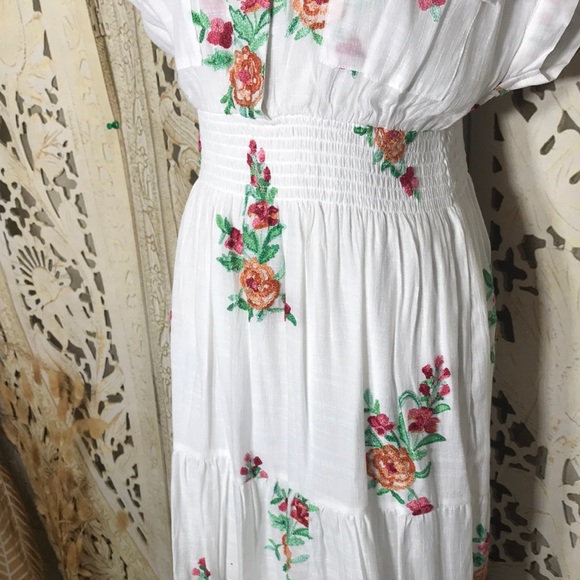 Chic White Floral Maxi Dress - Picture 3 of 7